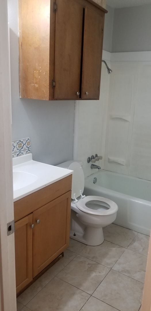 Building Photo - 4 bedroom 1 1/2 bath