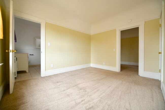 Building Photo - 1p716 - 3055-3061 Adeline Street