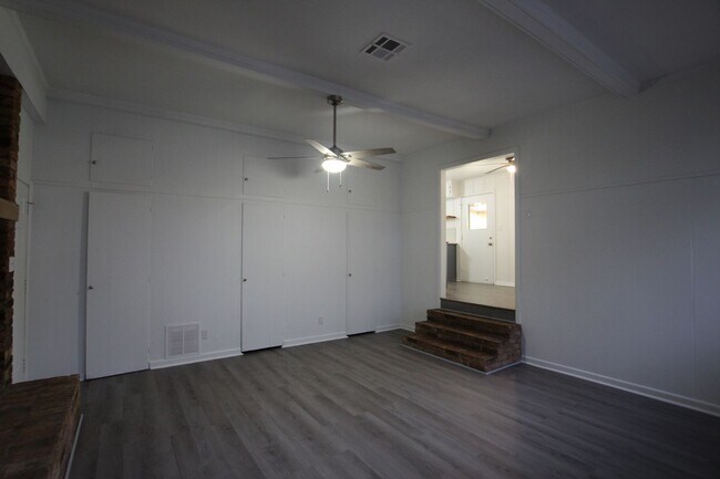 Building Photo - Adorable 3 Bed 2 Bath in Tyler with TWO Li...