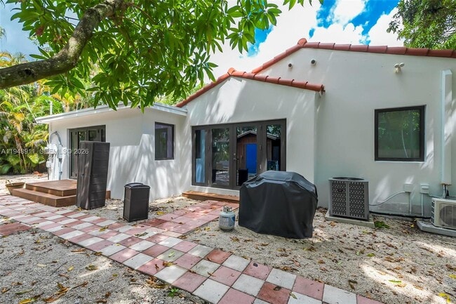 Building Photo - 870 NE 82nd St