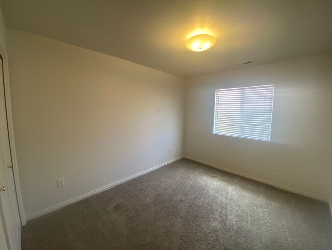 Building Photo - Woodbridge #48!! 3 Bed 2.5 Bath Home!