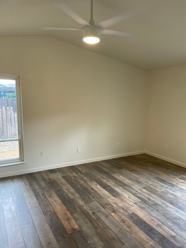 Building Photo - REMODELED DUPLEX CLOSE TO DOWNTOWN IN S. N...