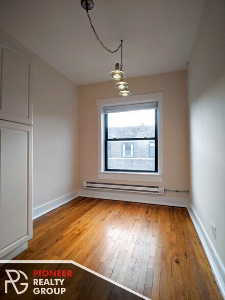 Building Photo - 736 W Addison St