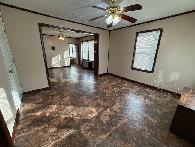 Building Photo - Spacious 3 bedroom 1 bathroom