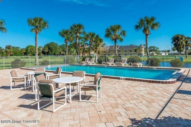 Building Photo - 2230 Golf Isle Dr