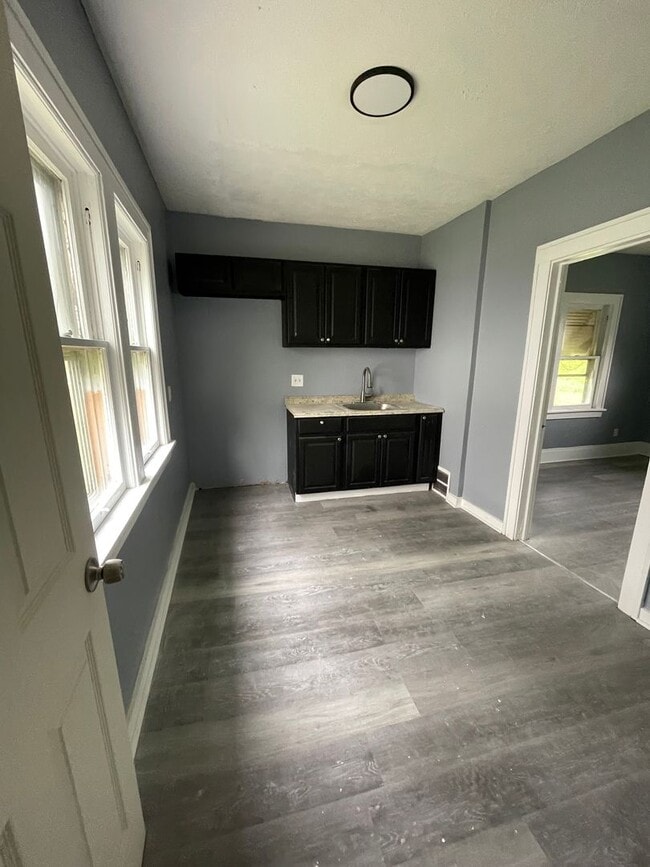 Building Photo - Section 8 Accepted! 3br 2-Story House