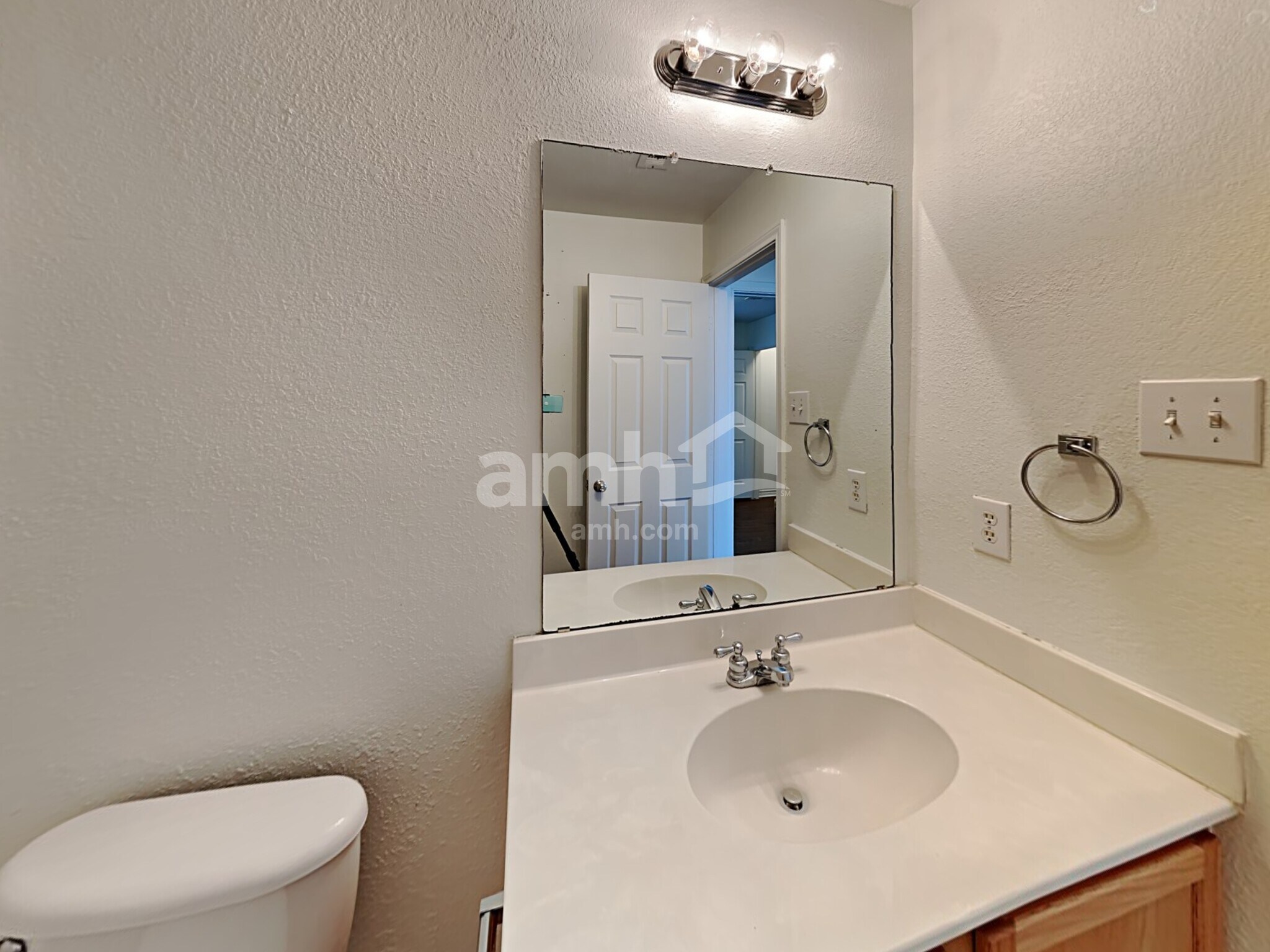 Building Photo - 9024 Eastwood Ave