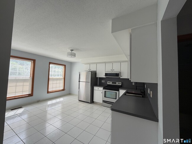 Building Photo - 1539 Farmington Ave