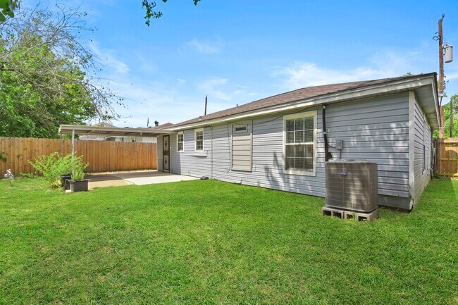 Building Photo - 3718 Dreyfus St