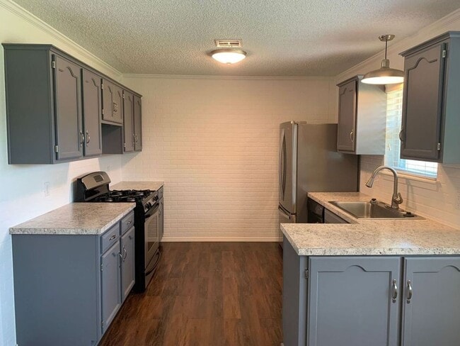 Building Photo - This super cute home features a beautiful ...