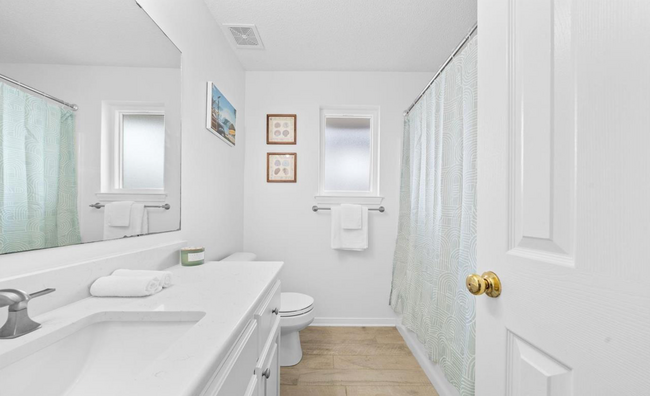 Building Photo - Updated 3 Bed/2 Bath - Close To Perdido Ke...