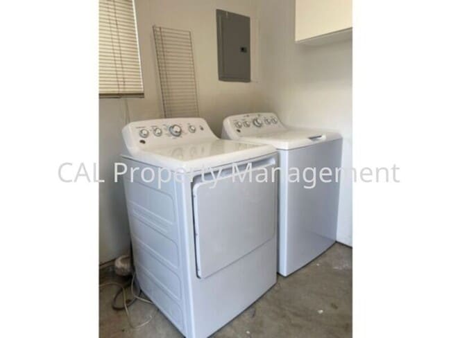 Building Photo - Stylish Modern Studio in Salinas, CA!