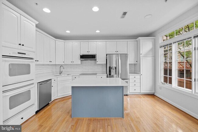 Building Photo - 271 Murtha St