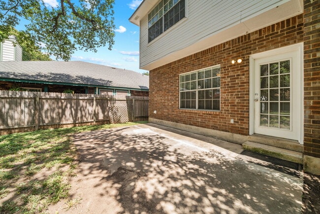 Building Photo - Spacious 4-Bed Home with Island Kitchen, Fireplace & Fenced Yard in San Antonio – 2,143 Sq Ft