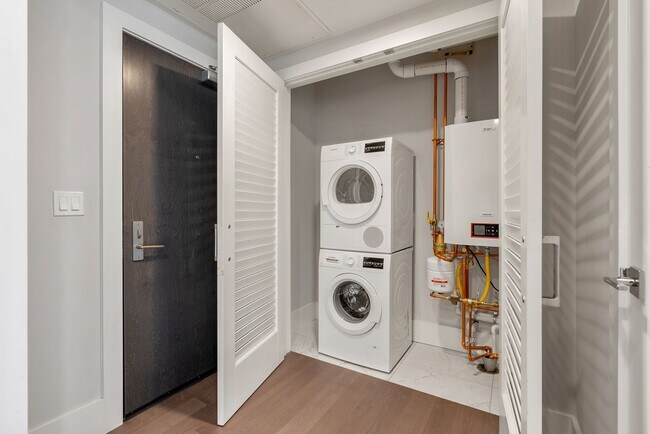 Building Photo - Jamaica Plain spacious studio w/ central a...
