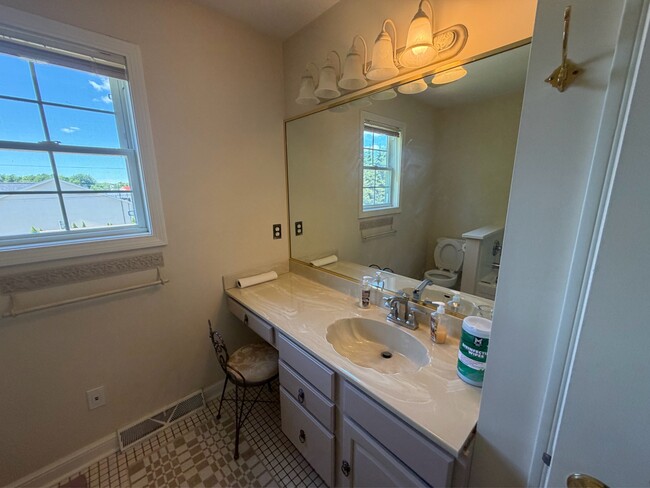 Building Photo - 233 S Bayshore Dr