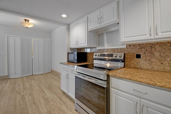 Building Photo - 324 Village Dr