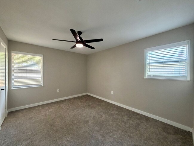 Building Photo - 3401 Oakridge Ln
