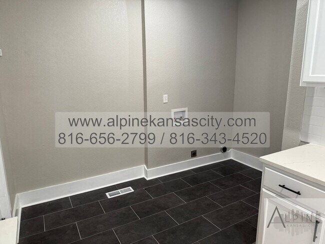Building Photo - Updated Midtown Home Available
