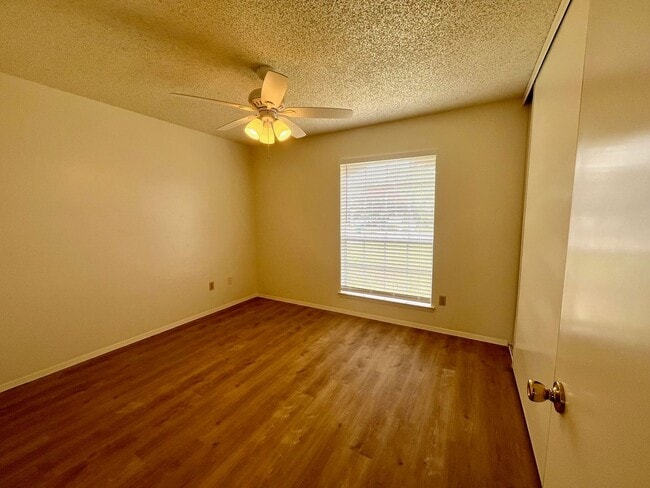 Building Photo - Charming 3/2 in Pipers Meadow *NO HOA* Mov...