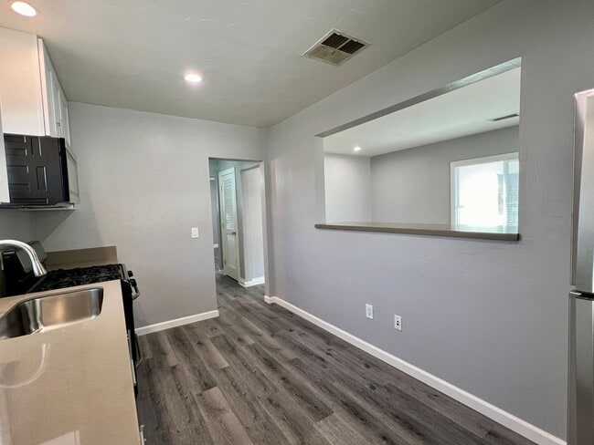 Building Photo - Beautiful Remodeled 1-Bedroom Cottage w/Central A/C and Parking in Hillcrest