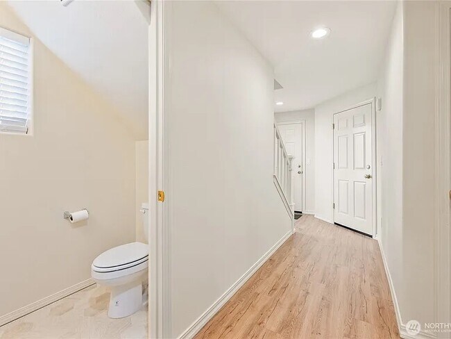 Building Photo - 12202 NE 39th St