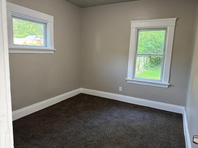 Building Photo - 10302 Lamontier Ave