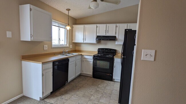 Building Photo - COZY TRI-LEVEL 3 BED/2 BATH NEAR CIMMARON ...