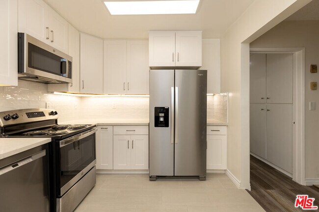 Building Photo - 1033 6th St