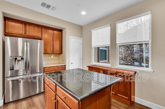 Building Photo - 718 El Paseo Cir