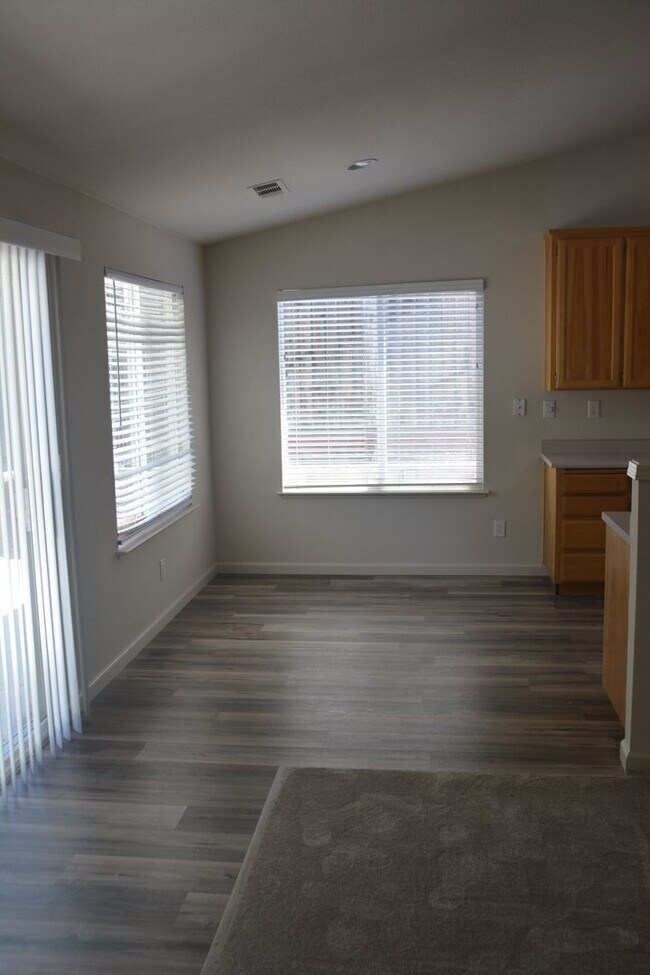 Building Photo - 5163 Tehachapi Way