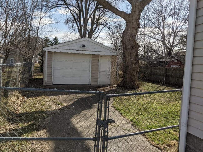 Building Photo - 1639 Birney St