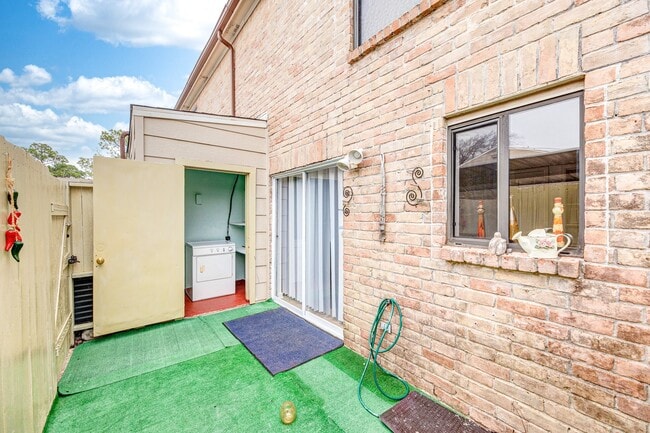 Building Photo - 2120 Wilcrest Dr