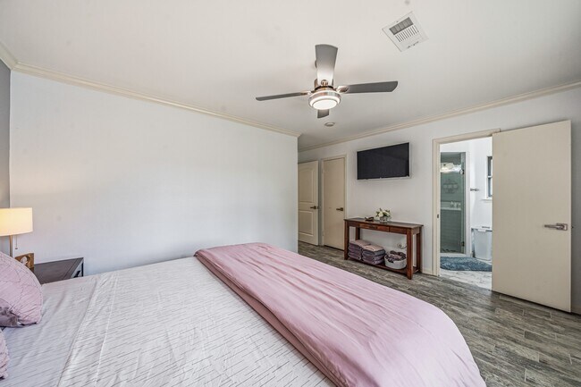 Building Photo - 8426 Edgemoor Dr