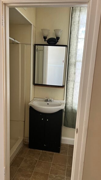 Bathroom - 560 Walnut St
