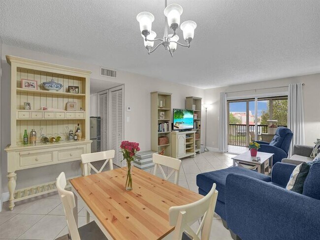 Building Photo - 2208 S Cypress Bend Dr