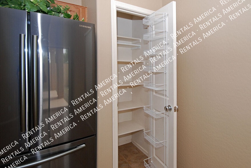 Building Photo - 2010 S Falcon Dr