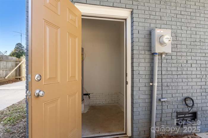 Building Photo - 5116 Carriage Dr Cir