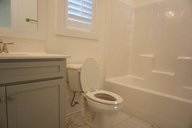 Building Photo - 3BR/3.5BA End Unit Townhome in Summerwalk!  $2,975/month - Pet friendly*