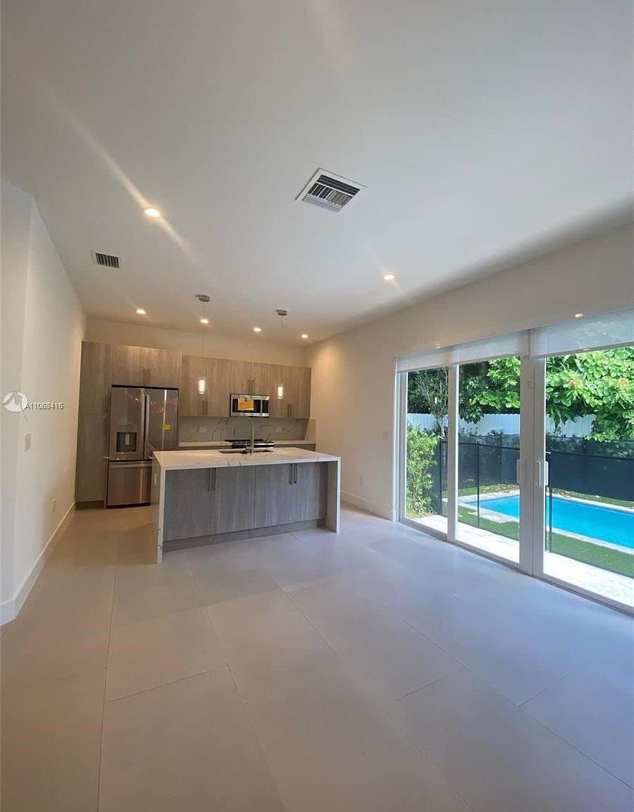 Building Photo - 3586 Franklin Ave