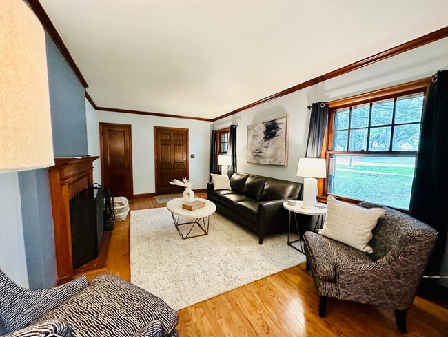 Building Photo - {8100} Picture Perfect Leawood Cottage + C...
