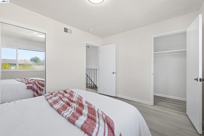 Building Photo - $3,150 / 2 BR - Updated Townhome in Prime Union City!