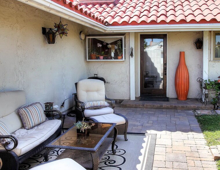 Building Photo - 24061 La Rosa Dr