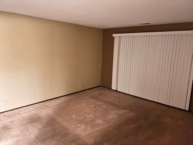 Master bedroom. - 4315 Lindenwood Dr