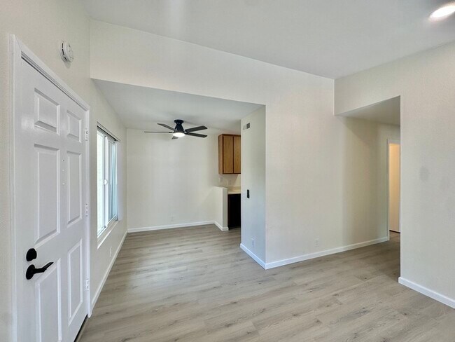 Building Photo - Indulge in coastal living in this beautiful 2bd 1ba Condo located in La Jolla area close to UCSD!