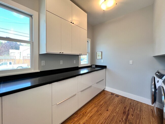 Building Photo - Fully Furnished Modern Home in the Desirable Alphabet Streets