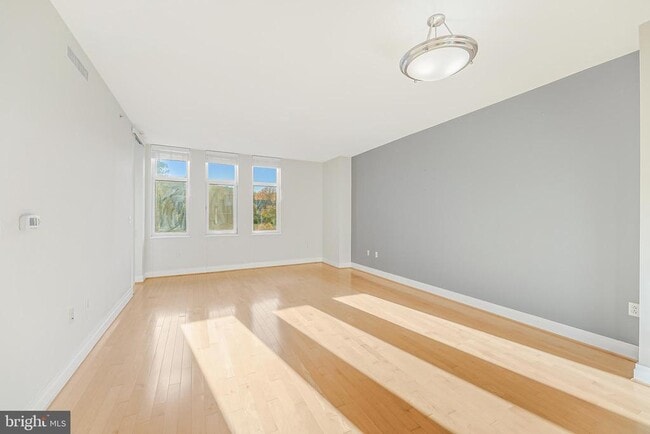 Building Photo - 8220 Crestwood Heights Dr