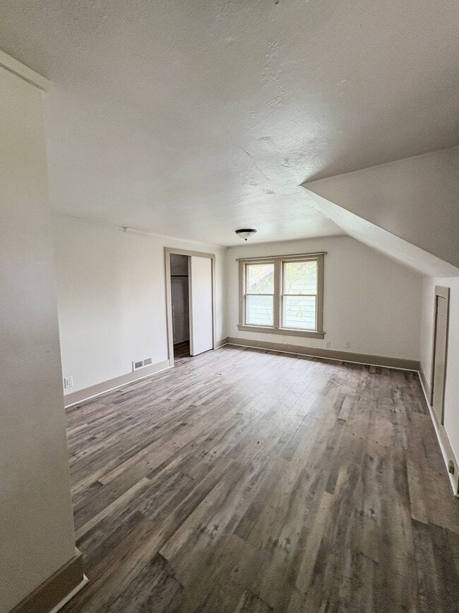 Building Photo - 3 bed 2 bath Home with Fenced Yard