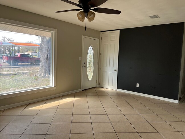 Building Photo - 3 Bedroom, 1 bath Pool Home in Lake City