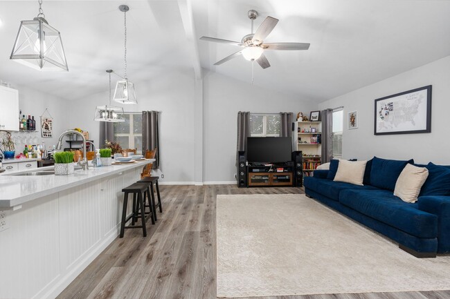 Building Photo - 720 S Velie St